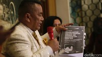 Ia juga menepis isu adanya kesepakatan Nadiem dengan Google terkait penggunaan Chromebook. Menurutnya, Google hanya menyediakan sistem operasi dan pelatihan.