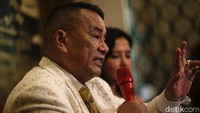 Hotman membandingkan kasus ini dengan Thomas Lembong yang sempat jadi tersangka tanpa bukti aliran dana. “Nasib Nadiem sama dengan Lembong,” katanya.