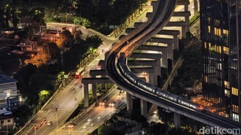 Jalanan Jakarta mulai ramai saat jam pulang kerja. Terlihat kereta LRT Jabodetabek setelah meninggalkan Stasiun Dukuh Atas. Foto: Virgina Maulita Putri/detikINET