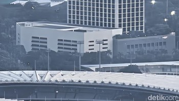 Kursi-kursi di dalam stadiun juga bisa terlihat berkat kemampuan zoom hingga 25x. Kamera Huawei Pura 80 Ultra sebenarnya mendukung zoom hingga 100x, namun karena kondisi yang berangin dan tidak ada tripod, foto yang diambil terlihat buram. Foto: Virgina Maulita Putri/detikINET