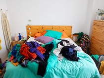 6 Kebiasaan Buruk yang Bikin Ruangan Terlihat Berantakan