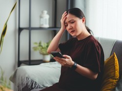 Kebiasaan Pakai Smartphone yang Diam-Diam Bikin Wajah Cepat Tua