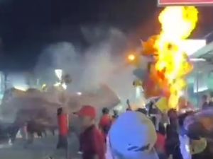 Balon Pedagang Terbakar Disambar Api Karnaval-2 Balita Tulungagung Luka