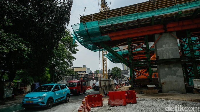 Intip Proyek LRT Velodrome-Manggarai, Target Beroperasi 2026 Pengendara melintas di samping proyek LRT Jakarta Fase 1B di Jalan Pemuda, Jakarta, Senin (8/9/2025). Progres pembangunan kini mencapai 67,12%.