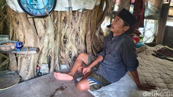 Jalal sehari-harinya menghabiskan waktu dirumah pohon untuk mencari ketenangan hati.