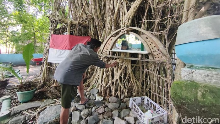 Jalal sehari-harinya menghabiskan waktu dirumah pohon untuk mencari ketenangan hati.