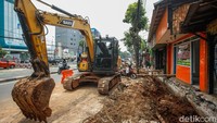 Alat berat dikerahkan untuk mempercepat pengerjaan proyek galian dan revitalisasi trotoar di kawasan tersebut.  