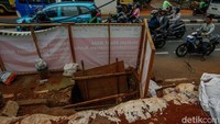 Pengendara tampak berhati-hati melintas di jalan yang menyempit akibat adanya proyek strategis nasional dan objek vital nasional di kawasan Setiabudi.  