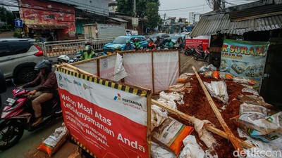 Jalan Dr Saharjo Menyempit, Proyek Galian Picu Kemacetan Panjang