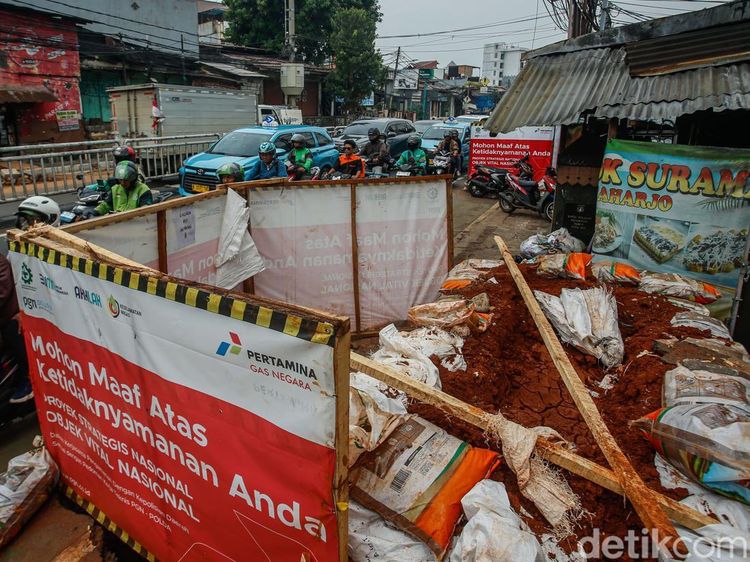 Jalan Dr Saharjo Menyempit, Proyek Galian Picu Kemacetan Panjang