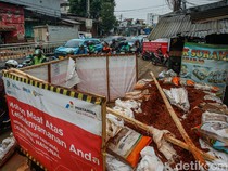 Jalan Dr Saharjo Menyempit, Proyek Galian Picu Kemacetan Panjang