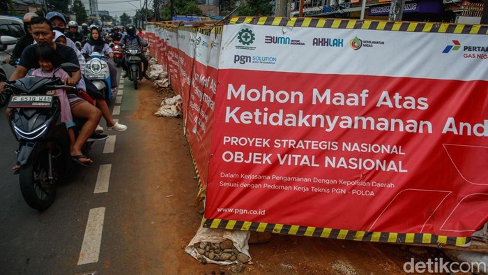 Jalan Dr Saharjo Menyempit, Proyek Galian Picu Kemacetan Panjang Suasana jalan Dr Saharjo, Setiabudi, Jakarta, yang menyempit akibat proyek galian pada Senin (8/9/2025). Arus lalu lintas terlihat padat di jam sibuk.