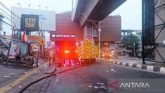 Mobil pemadam kebakaran berada di kawasan Stasiun MRT Cipete Raya, Jakarta, Senin (8/9/2025).