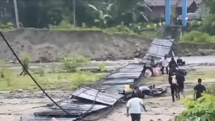 Jembatan gantung di Tolitoli putus saat dilewati rombongan pengantin.