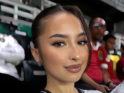 Foto: Jennifer Coppen-Kamari Kompak Pakai Jersey Seragam Dukung Justin Hubner