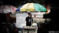Hal serupa disampaikan Aldi, pedagang kue pukis berusia 22 tahun asal Palembang. Menurutnya, ekonomi sedang terpuruk, dan pajak justru akan memperparah keadaan.