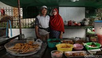 Kritik juga datang dari pasangan suami istri, Mahmud (71) dan Dedeh (50), yang sudah puluhan tahun mengandalkan hasil berjualan nasi uduk. Mereka mengaku hanya mampu menjual empat liter beras karena pembeli sepi. Kenaikan harga bahan baku pun semakin memberatkan. Mereka menegaskan penolakan terhadap kebijakan pajak shadow ekonomi yang dianggap tidak berpihak pada pedagang kecil.