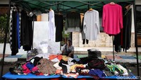 Nada serupa diutarakan Nanang (42), pedagang asal Cilacap yang telah berjualan sejak 2010. Ia menyebut daya beli masyarakat kian menurun dan kebijakan pajak sama sekali tidak masuk akal. Nanang berharap pemerintah lebih serius membatasi barang impor agar pedagang kecil masih bisa bertahan.