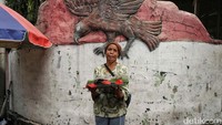 Ibu Omi (55), sudah tujuh tahun berdagang, juga mengeluhkan kondisi serupa. Dengan penghasilan harian hanya sekitar Rp100 ribu, ia menyebut aturan pajak terlalu berlebihan, apalagi saat banyak warga kesulitan mencari pekerjaan.