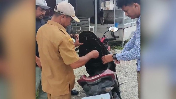 Kabid di Badan Kesbangpol Buton Tengah berinisial LMJ (pakaian dinas) terjaring OTT kepolisian.