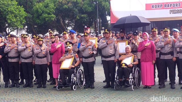 Kapolda Jabar Irjen Pol Rudi Setiawan berfoto dengan 4 anggota Polri yang mendapatkan kenaikan pangkat luar biasa.