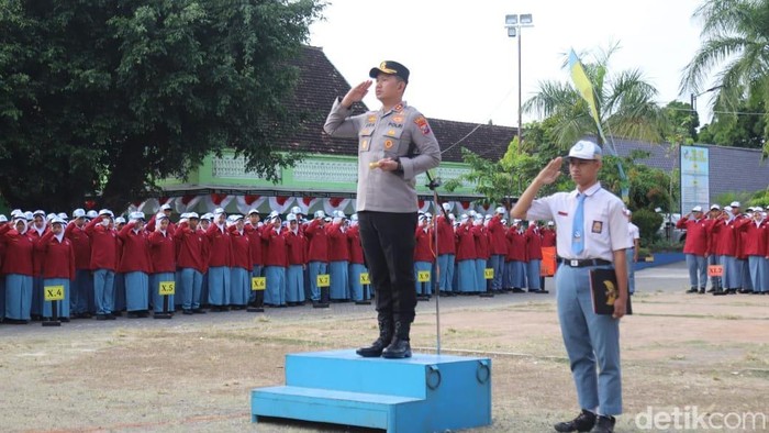 Kapolres Magetan, AKBP Raden Erik Bangun Prakasa saat menjadi pembina upacara di SMAN 1 Magetan