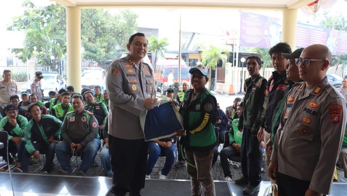 Kapolres Pelabuhan Tanjung Priok AKBP Martuasah H. Tobing dalam kegiatan cek kesehatan gratis dan bakti sosial untuk driver ojol. (dok istimewa)