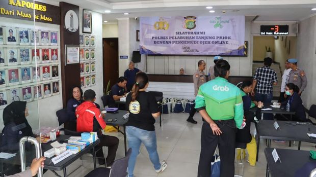 Kapolres Pelabuhan Tanjung Priok AKBP Martuasah H. Tobing dalam kegiatan cek kesehatan gratis dan bakti sosial untuk driver ojol. (dok istimewa)