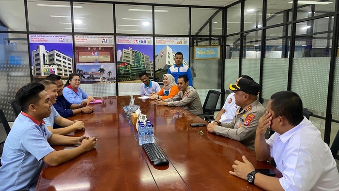 Kapolres Serang AKBP Condro Sasongko memediasi buruh PT Lung Cheong Brothers Industrial di Kragilan, Kabupaten Serang, Banten. (dok. Polres Serang)