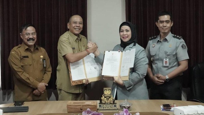 Bupati Karangasem I Gusti Putu Parwata bersama Kanwil Kemenkumham Bali Eem Nurmanah di ruang rapat Bupati Karangasem, Senin (8/9/2025).