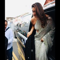 Rambutnya dibiarkan terurai dengan loose waves yang memberi kesan romantis. Foto: Instagram/@kareenakapoorkhan