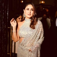 Lipstik peach lembut memberi warna bibir yang hangat, berpadu manis dengan nuansa bronze di wajahnya.  Foto: Instagram/@kareenakapoorkhan