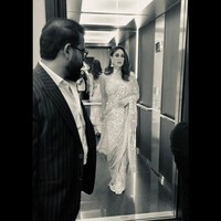 Wanita 44 tahun ini melengkapi penampilan glamor-nya dengan anting panjang dan gelang berlian. Foto: Instagram/@kareenakapoorkhan