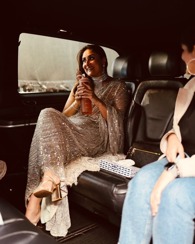 Perpaduan saree berkilau dengan potongan blouse modern membuat Kareena tampil etnik sekaligus fashion-forward. Blouse high-neck yang kontras dengan saree tradisional, memberi kesan chic dan kontemporer.  Foto: Instagram/@kareenakapoorkhan