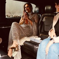 Perpaduan saree berkilau dengan potongan blouse modern membuat Kareena tampil etnik sekaligus fashion-forward. Blouse high-neck yang kontras dengan saree tradisional, memberi kesan chic dan kontemporer.  Foto: Instagram/@kareenakapoorkhan