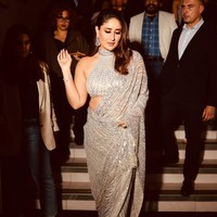 Saree dibuat khusus dengan taburan ratusan payet perak yang menjadikannya berkilau dari segala sisi.  Foto: Instagram/@kareenakapoorkhan