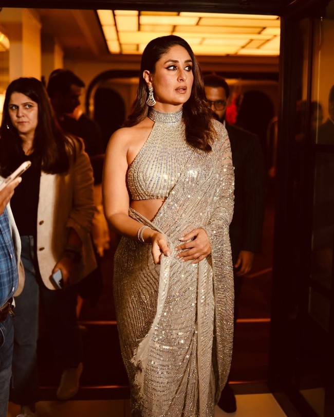 Kareena memilih riasan bronze look dengan nuansa earthy, menghadirkan kesan elegan dan natural.  Foto: Instagram/@kareenakapoorkhan