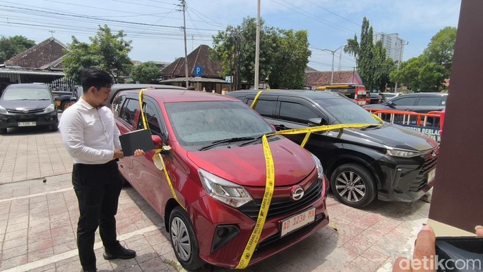 Kasat Reskrim Polresta Solo AKP Prastiyo Triwibowo, saat menunjukan dua mobil yang digunakan untuk membawa kabur uang Rp 10 miliar di Mapolresta Solo, Senin (8/9/2025).