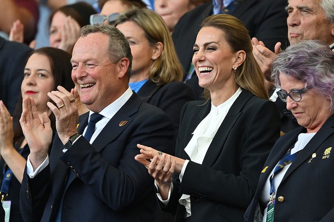 Menghadiri Women’s Rugby World Cup antara Inggris dan Australia di Stadion Brighton & Hove Albion, Inggris pada Sabtu (6/9/2025), Kate tampil dengan tatanan rambut rapi diikat tengah. Kini rambutnya tak lagi pirang, melainkan warna chocolate brown atau cokelat tua. Foto: World Rugby via Getty Images/Alex Davidson - World Rugby