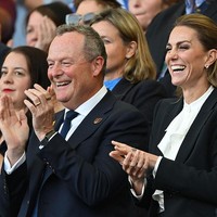 Menghadiri Women’s Rugby World Cup antara Inggris dan Australia di Stadion Brighton & Hove Albion, Inggris pada Sabtu (6/9/2025), Kate tampil dengan tatanan rambut rapi diikat tengah. Kini rambutnya tak lagi pirang, melainkan warna chocolate brown atau cokelat tua. Foto: World Rugby via Getty Images/Alex Davidson - World Rugby