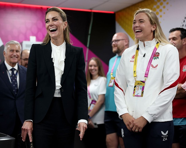 Melengkapi rambut barunya yang lebih gelap, Kate Middleton tampil dengan gaya busana baru yang elegan. Seperti dikutip dari Hello, dia mengenakan blazer ‘Grain de Poudre Wool Blazer in Black’ karya Alexander McQueen dan blouse dari brand knatchbull. Foto: World Rugby via Getty Images/Alex Davidson - World Rugby