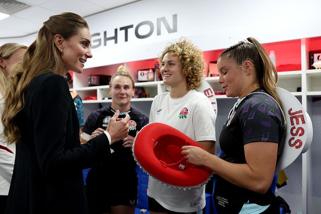Kini setelah rambut pirangnya jadi pro dan kontra hingga ada yang mengira sebagai wig, Kate Middleton kembali dengan gaya khasnya. Foto: World Rugby via Getty Images/Alex Davidson - World Rugby