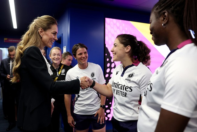 Transformasi warna rambut Kate Middleton ini pun mencuri perhatian. Tak sedikit netizen meyakini Kate memakai wig saat tampil dengan rambut pirang. Foto: World Rugby via Getty Images/Alex Davidson - World Rugby