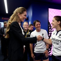 Transformasi warna rambut Kate Middleton ini pun mencuri perhatian. Tak sedikit netizen meyakini Kate memakai wig saat tampil dengan rambut pirang. Foto: World Rugby via Getty Images/Alex Davidson - World Rugby