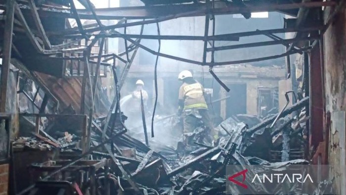Sejumlah petugas pemadam kebakaran melakukan pendinginan di lokasi kebakaran yang melanda pusat jajanan (food court) di daerah Fatmawati, Jakarta Selatan, Senin (8/9/2025).