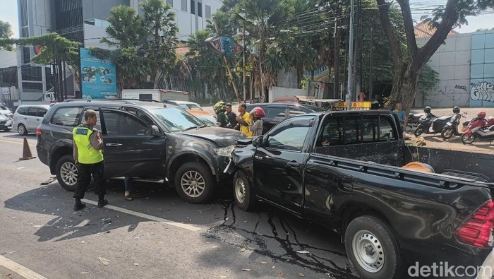 Kecelakaan karambol di depan kantor Nanobank Syariah Jl Dr Wahidin Semarang, Senin (8/9/2025).