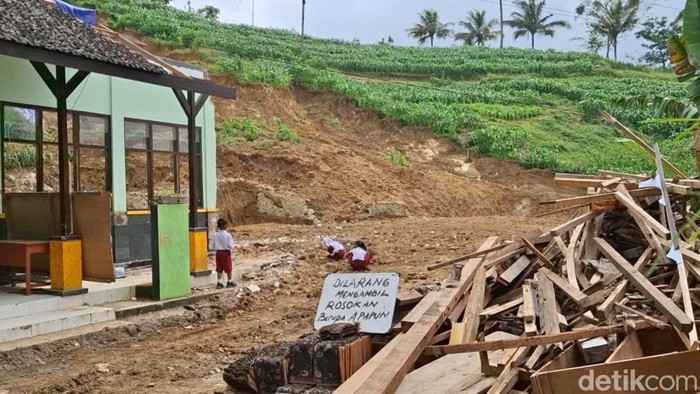 Kelas Tertimbun Longsor, Belasan Siswa SDN 2  Kradinan Belajar di Tenda Darurat