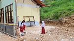 Potret Belasan Siswa SDN 2 Kradinan Belajar di Tenda Darurat