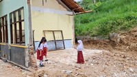 Dwi berharap pemerintah segera melakukan pembangunan kembali sejumlah fasilitas sekolah yang rusak diterjang longsor, sehingga kegiatan belajar mengajar bisa kembali normal.