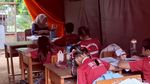 Potret Belasan Siswa SDN 2 Kradinan Belajar di Tenda Darurat